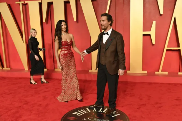 الممثل ماثيو ماكونوهي برفقة زوجته... ويبدو بروش من سيندي تشاو على ياقة السترة (إ.ب.أ)