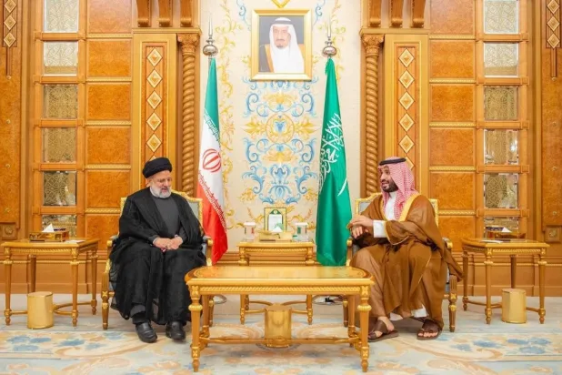 ولي العهد السعودي الأمير محمد بن سلمان خلال استقباله الرئيس الإيراني إبراهيم رئيسي على هامش القمة العربية الإسلامية الاستثنائية في الرياض (واس)