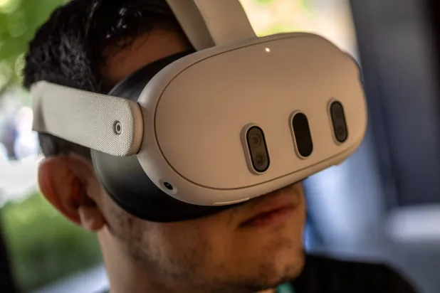 رجل يرتدي سماعة واقع افتراضي في كاليفورنيا (رويترز)