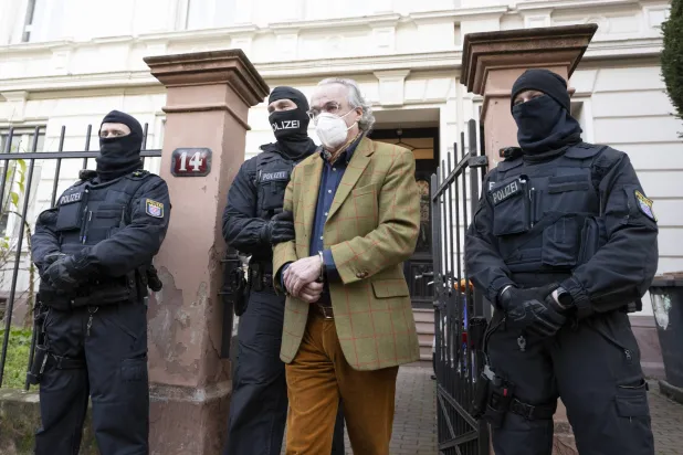 أحد المتهمين التسعة لدى اعتقاله في فرانكفورت أواخر عام 2022 (د.ب.أ)