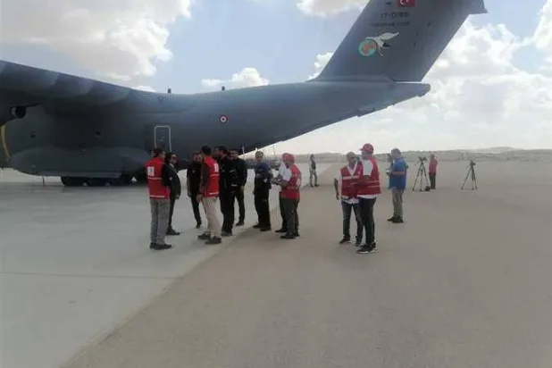 طائرة تركية تحمل مواد إغاثية لسكان قطاع غزة عقب وصولها إلى مطار العريش (الهلال الأحمر المصري)