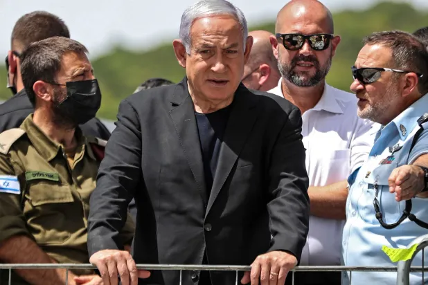 رئيس الوزراء الإسرائيلي بنيامين نتنياهو المستفيد الأساسي من تفكيك حزب خصمه غانتس (أ.ف.ب)