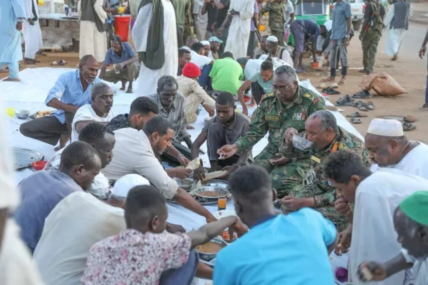 البرهان وقيادات من الجيش يتناولون الإفطار (مغرب الثلاثاء) مع مواطنين في أم درمان (الجيش السوداني)
