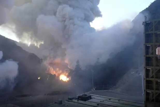 حطام صاروخ «كايروس» وهو يحترق بالقرب من موقع إطلاقه في كوشيموتو - اليابان 13 مارس 2024 (إ.ب.أ)