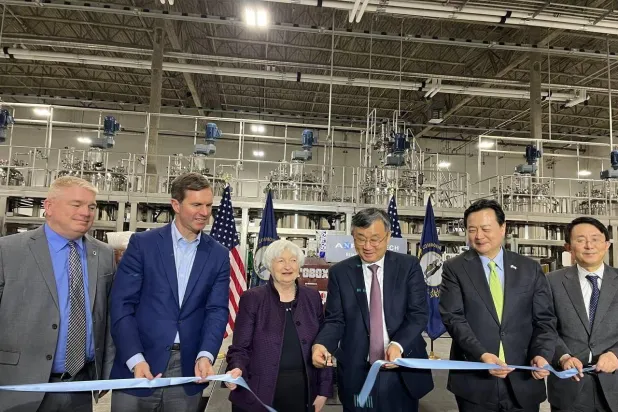 يلين خلال افتتاحها المصنع الجديد لمواد البطاريات في كنتاكي (إ.ب.أ)