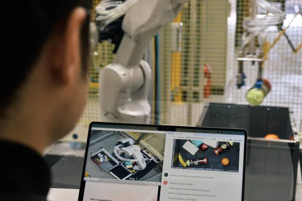 الباحث بيتر تشين يتفاعل مع الروبوت عبر جهاز اللابتوب