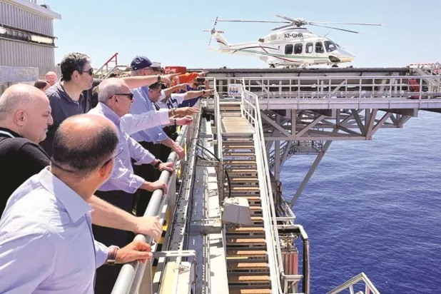 مسؤولون لبنانيون على متن منصة الحفر «ترانس أوشن بارنتس» خلال عملها في البلوك رقم 9... أغسطس 2023 (رويترز)