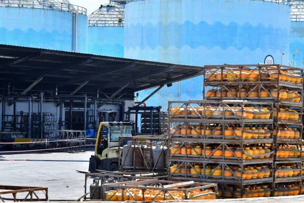 واجهة مركز توزيع وتعبئة تابع لإحدى الشركات البترولية الحكومية في رادس (أ.ف.ب)