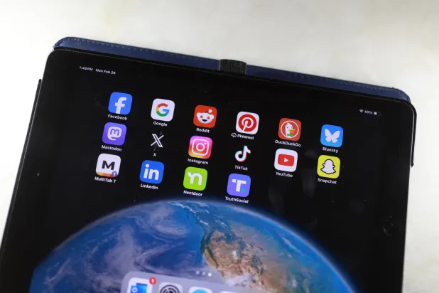 من الشروط الصعبة للمطورين أن يكون لديهم تطبيقات حققت أكثر من مليون تحميل في الاتحاد الأوروبي خلال العام الماضي (أ.ف.ب)