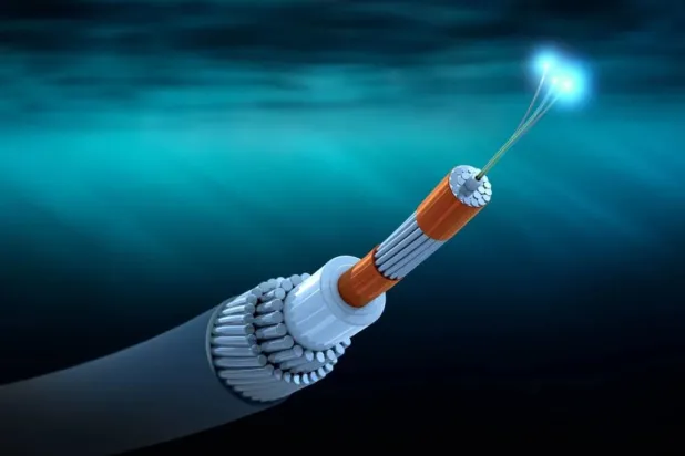 يمر معظم حركة الإنترنت في العالم عبر عشرات أسلاك الألياف الضوئية الموضوعة على طول قاع البحر (غيتي)