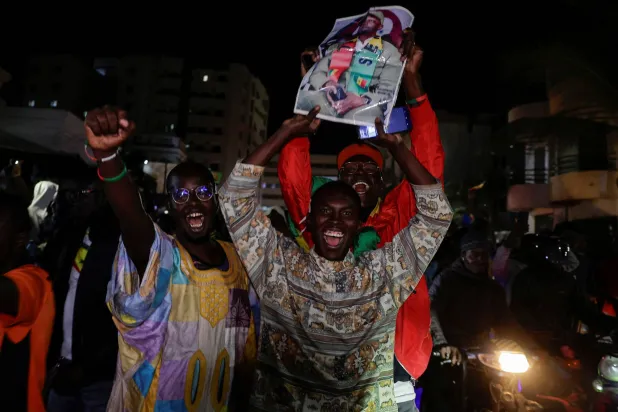 أنصار المعارض عثمان سونكو يحتفلون في شوارع العصمة دكار بعد إطلاق سراحه (رويترز)