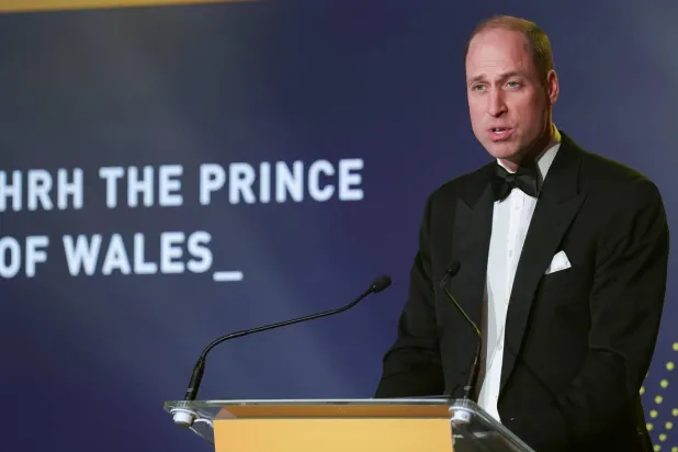 الأمير البريطاني ويليام يلقي كلمة أثناء حضوره حفل توزيع جوائز إرث ديانا في متحف العلوم بلندن (رويترز)