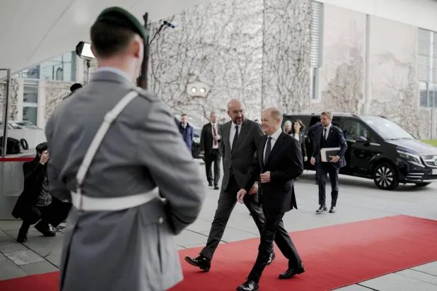 المستشار الألماني أولاف شولتس مستقبلاً صباح اليوم الجمعة رئيس المجلس الأوروبي شارل ميشيل في برلين قبيل وصول الرئيس الفرنسي لعقد قمة ثنائية مع شولتس (أ.ب.)