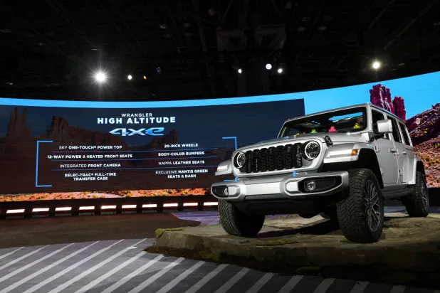 سيارة جيب رانغلر «هاي التيتيود 4 إكس إي» في معرض نيويورك الدولي للسيارات العام الماضي (رويترز)