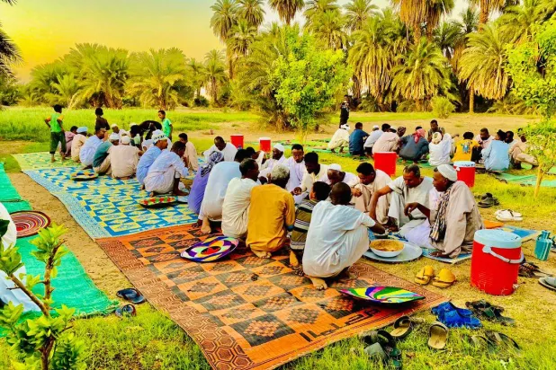 تقديم وجبات الطعام في السودان خلال الشهر الفضيل (الشرق الأوسط)