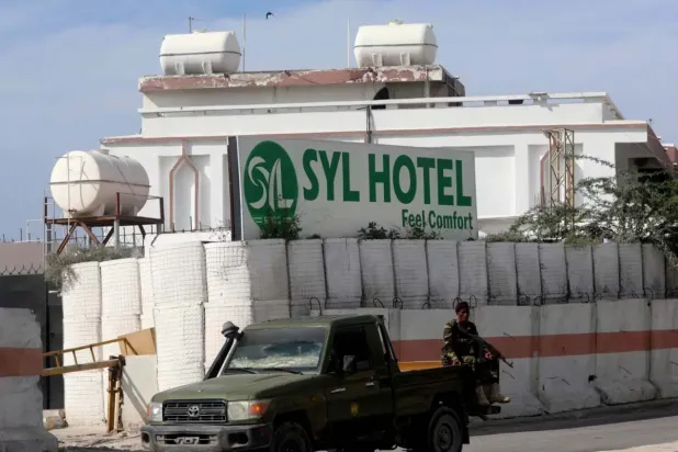 قوات صومالية تتولى تأمين مدخل فندق «إس واي إل» القريب من القصر الرئاسي في مقديشو الذي شهد الهجوم (صونا)