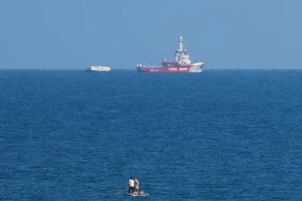 أول شحنة مساعدات غذائية منقولة بحراً إلى قطاع غزة (إكس)