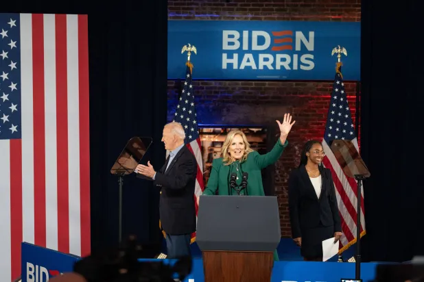 الرئيس بايدن وزوجته جيل بايدن خلال فعالية انتخابية في ولاية جورجيا الأسبوع الماضي (أ.ف.ب)