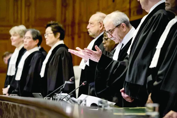 رئيس محكمة العدل الدولية نواف سلام خلال جلسة في لاهاي حول العواقب القانونية للاحتلال الإسرائيلي على الأراضي الفلسطينية المحتلة (أ.ف.ب)