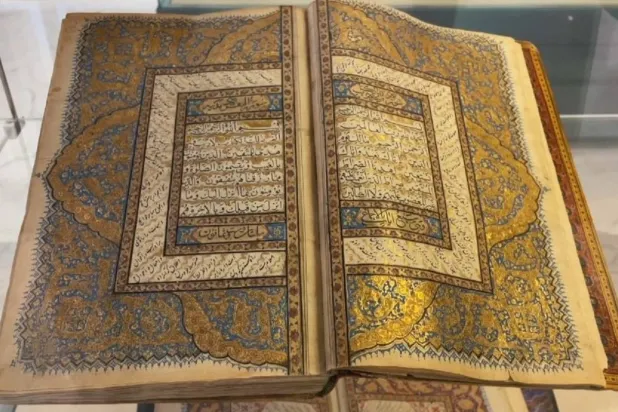 يوضح المعرض أهمية الفنون في مصاحبة كتابة المصاحف ونَسْخها عبر العصور (مكتبة الملك عبد العزيز)