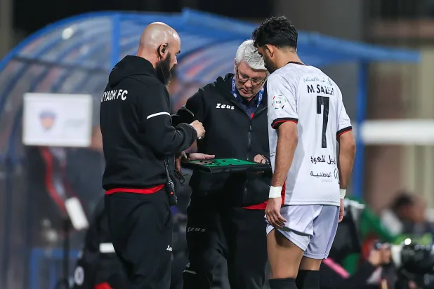 مدرب فريق الرياض خلال المواجهة أمام الفيحاء (تصوير: سعد العنزي) 