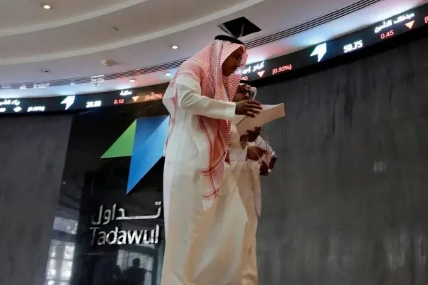 Saudis are seen at the Saudi financial market in the capital, Riyadh (Asharq Al-Awsat)