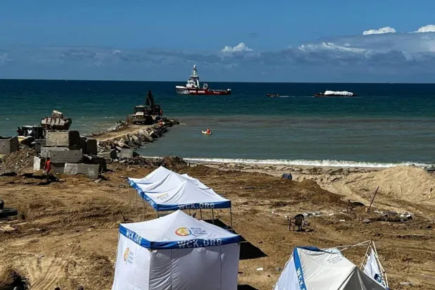 سفينة «أوبن آرمز» قبالة ساحل غزة (رويترز)