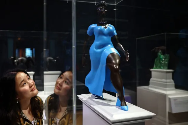 «السيدة باللون الأزرق» (أ.ف.ب)