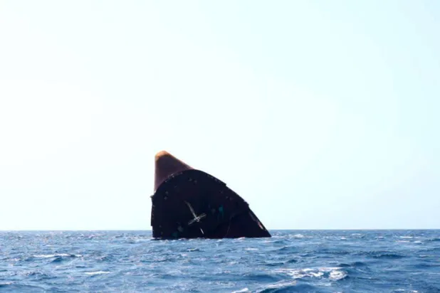 The sunken British ship poses great risks to the marine environment. (Al-Jumhuriya TV)