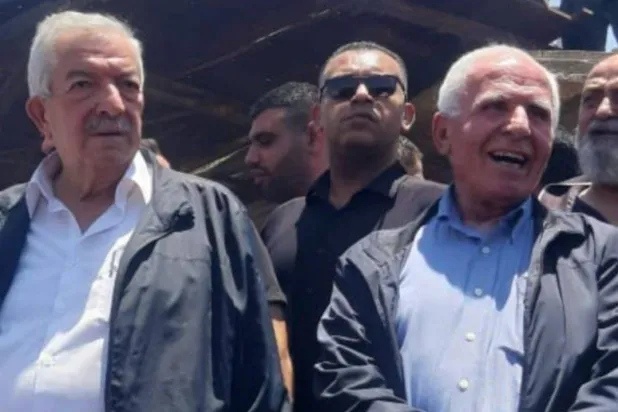 أعضاء من اللجنة المركزية لحركة «فتح» في مقبرة جنين عزام الأحمد (يمين) ومحمود العالول (يسار) (مواقع)