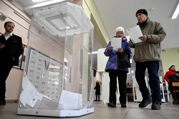 Rusya’da devlet başkanlığı seçimleri sırasında Moskova'daki bir sandık merkezinde oy kullananlar seçmenler, 15 Mart 2024 (AFP)