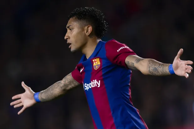 رافينيا لاعب برشلونة على رادار الأندية السعودية (غيتي)