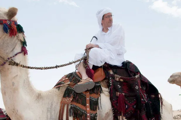 عبد العزيز يمتطي جمله متتبعاً خطى المتنبي في صحراء العرب