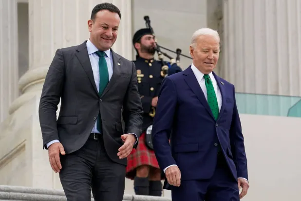 الرئيس الأميركي جو بايدن ورئيس الوزراء الأيرلندي ليو فاردكار (رويترز)