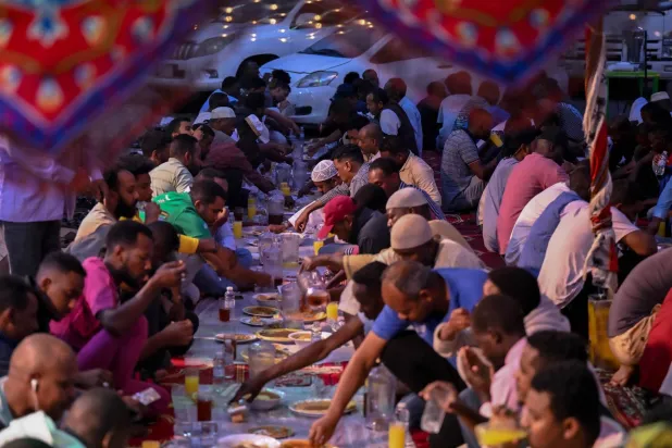 عشرات السودانيين يجتمعون على الإفطار في الرياض (بشير صالح)