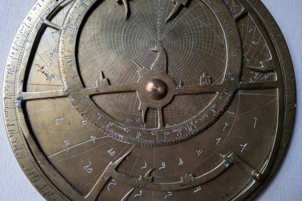 نُقش أحد جوانب الصفيحة باللغة العربية (نيويورك تايمز)