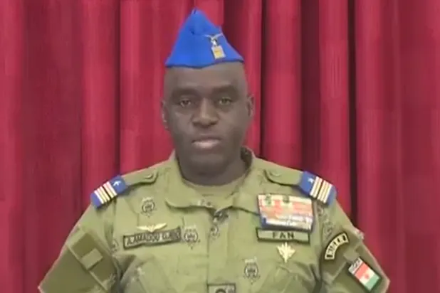 الضابط المتحدث باسم حكومة النيجر وهو يعلن إلغاء اتفاق التعاون مع الولايات المتحدة (تلفزيون حكومة النيجر)