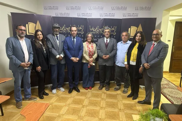 أعضاء مجلس أمناء الجائزة مع الكاتب أحمد المسلماني (الشرق الأوسط)