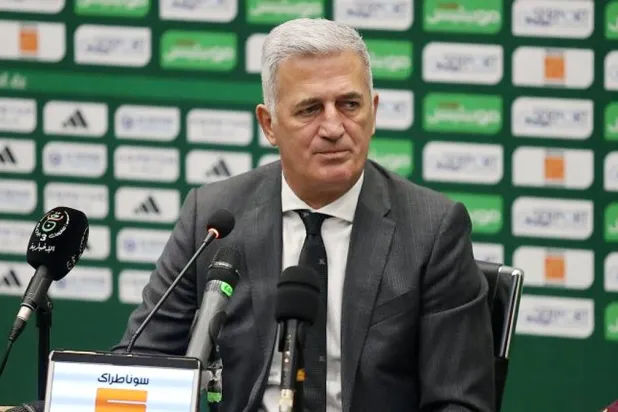 فلاديمير بيتكوفيتش مدرب منتخب الجزائر خلال حديثه لوسائل الإعلام (الشرق الأوسط)