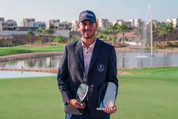 عطي محتفلا بالنجاز الجديد (الشرق الأوسط)