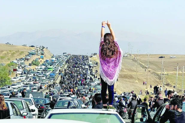 
آلاف ممن شاركوا في مراسم أربعين مهسا أميني يشقون طريقهم نحو مقبرة في سقز الكردية غرب إيران في أكتوبر 2022 (أ.ف.ب)