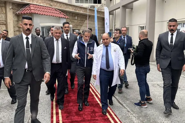 مدير وكالة الطاقة الذرية خلال زيارته مستشفى الأمل لأمراض السرطان (حساب رافائيل غروسي على منصة إكس)