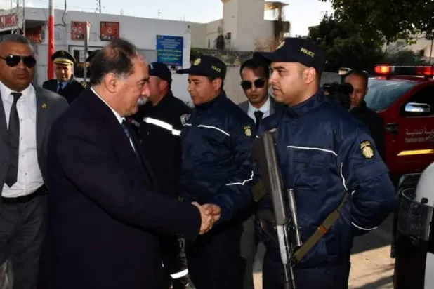 وزير الداخلية كمال الفقي مع قوات شرطة النخبة المختصة بمكافحة الجرائم الخطيرة والإرهاب والتهريب (وزارة الداخلية التونسية)
