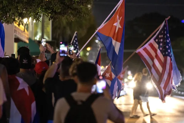 أميركيون من أصل كوبي يتظاهرون في ميامي دعماً للمتظاهرين في كوبا الأحد (إ.ب.أ)