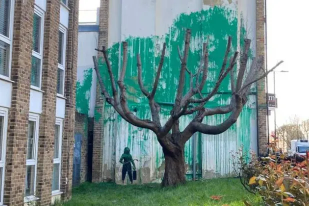جدارية الشجرة التي ظهرت على مبنى سكني في شمال لندن (أ.ب)