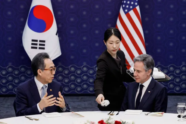 وزير الخارجية الأميركي أنتوني بلينكن مع نظيره الكوري الجنوبي تشو تاي يول في سيول (أ.ف.ب)
