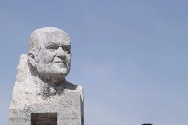 تمثال الدكتور مجدي يعقوب بسيمبوزيوم أسوان (فيسبوك الفنان ناثان دوس)