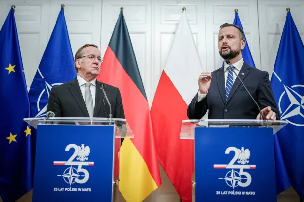 وزير الدفاع الألماني بوريس بيستوريوس (يسار) ونظيره البولندي فلاديسلاف كوسينياك كاميش خلال مؤتمر صحافي مشترك في وارسو بولندا 18 مارس 2024 (د.ب.أ)