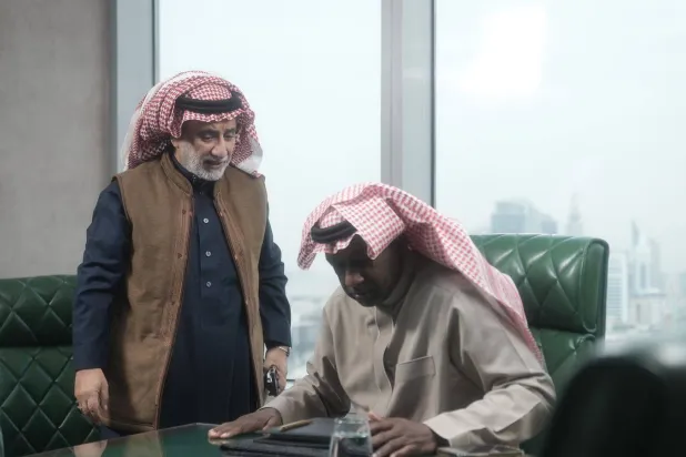 مشاركة اللاعب السابق ماجد عبد الله مع الفنان حسن عسيري في مسلسل «يا هلّي» (الشرق الأوسط)