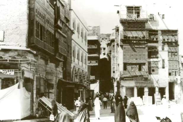 «سوق سويقة» أو «سوق القماشة» إحدى الأسواق القديمة التي اكتسبت أهميتها من موقعها قُرب المسجد النبوي (واس)